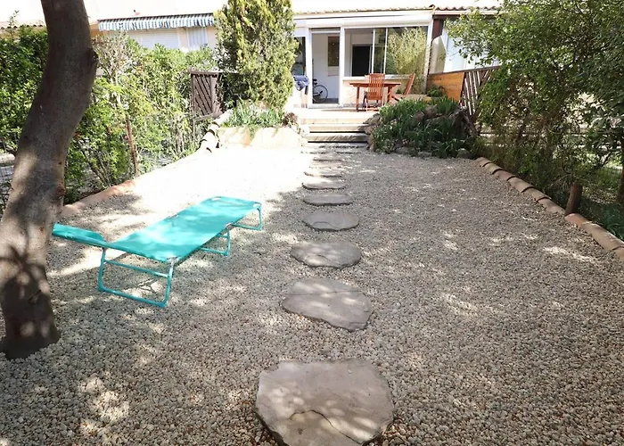 2 Pieces En Rez-de-jardin, Proche Plage, Animaux Admis - Fr-1-307-247 * Le Grau-du-Roi